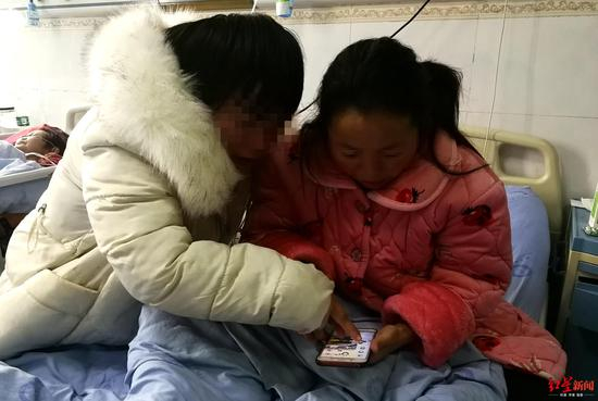 ▲阳小惠在医院接受治疗，女儿曾某萍陪在身旁
