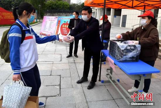  4月7日，福州第七中学，学校为返校上课的高三年级学生每人送上一颗寓意平平安安，硕果累累的苹果。张斌 摄
