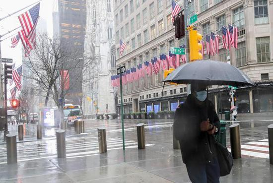居家令发布后，美国纽约第五大道上行人稀少。图据新华社