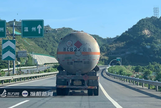  （图说：往温州的高速上，经常能看见运输危险物品的槽罐车）