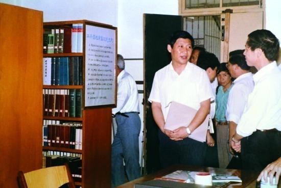 1990年9月22日，习近平同志在闽江职业大学调研。资料图片