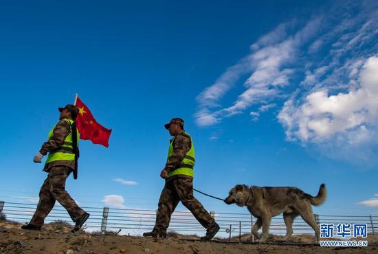  新疆生产建设兵团第10师185团职工马军武（右）在巡逻途中（4月9日摄）。新华社记者 胡虎虎 摄