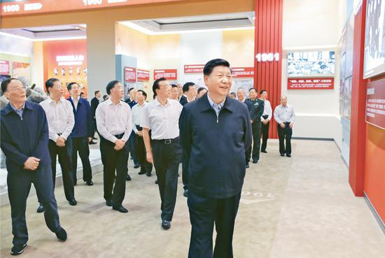 2019年9月23日，党和国家领导人习近平、李克强、汪洋、王沪宁、赵乐际、韩正、王岐山等在北京展览馆参观“伟大历程 辉煌成就——庆祝中华人民共和国成立70周年大型成就展”。 新华社记者 鞠鹏/摄