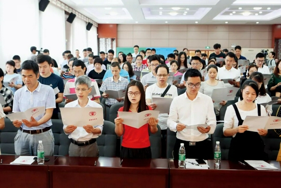 2018年5月6日，广东广州市，120名中学生教师代表集体宣读并签署《师德承诺书》，承诺杜绝“非零起点教学”“超纲教学”“强化应试”“课上不讲课后讲”等不良行为，自觉抵制有偿办班补课及家教，不参加校外机构兼课与兼职。图/视觉中国