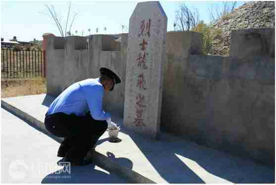 王新利在龙飞烈士墓前点上三根香烟。摄影范凌志