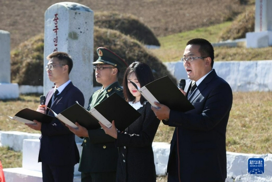  10月23日，在朝鲜咸镜南道西北部长津湖畔的长津邑中国人民志愿军烈士合葬墓地，中国驻朝鲜大使馆外交官代表朗诵献给长眠于此的志愿军英烈的祭文。新华社记者 江亚平 摄