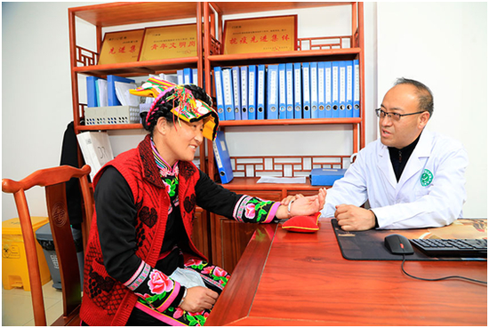 张和金为患者诊病。&nbsp; 黄强/摄