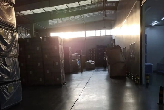  进入车间不让带手机，林振工有一次偷偷带手机进去，拍下模糊的车间环境。图/受访者