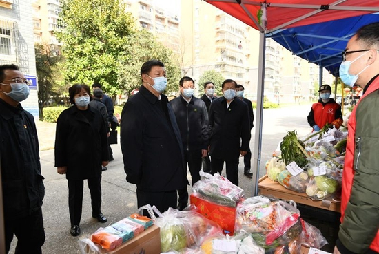 （2020年3月10日，习近平总书记在武汉东湖新城社区生活物资集中配送点，详细询问社区群众生活物资采购和供应情况。）