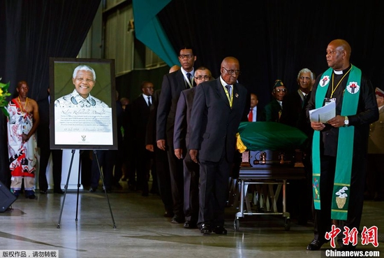 　　资料图：2013年12月14日，南非比勒陀利亚郊外的沃特克鲁夫空军基地（Waterkloof Air Force Base），曼德拉灵柩送别仪式举行。
