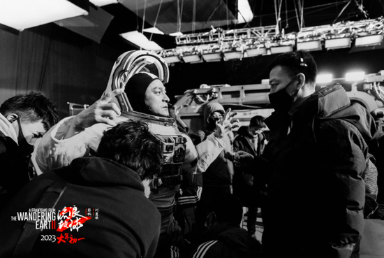 ·身穿宇航服的刘德华与郭帆在片场。