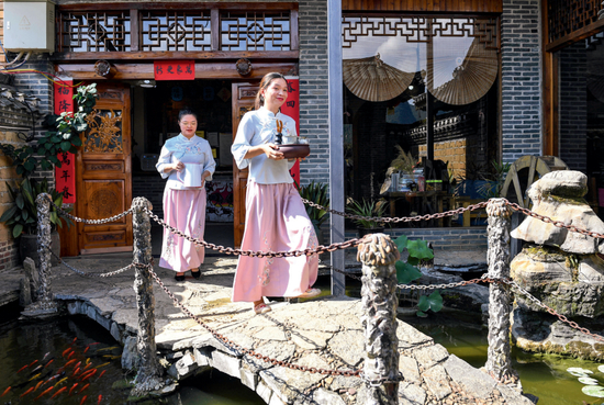 广西阳朔县一家民宿的服务人员忙碌待客（2020年7月4日摄） 曹祎铭摄/本刊