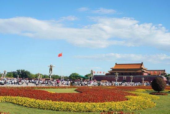 游客在天安门广场游玩(7月9日摄)。新华社记者 任超 摄