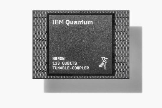 在2023年IBM量子峰会上，计算速度比经典计算机快得多，全面释放量子计算的能量。使它们可以同时处于许多不同的状态。