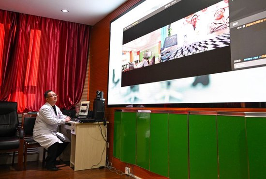 2024年12月17日，在青海省海南藏族自治州共和县中医院，医生与乡镇卫生院连线进行远程会诊。新华社记者 张龙 摄