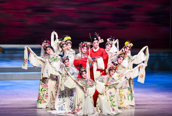 △2024年12月1日，江苏南京荔枝大剧院，演员上演昆剧青春版《牡丹亭》。