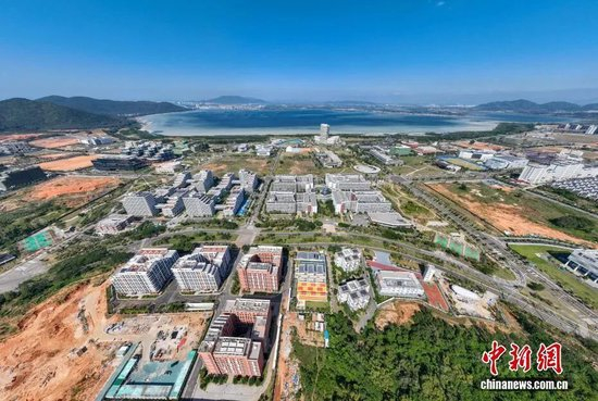 资料图：2025年11月22日，陵水黎安国际教育创新试验区。中新社记者 骆云飞 摄（无人机照片）