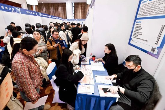 2025年2月23日，2025年浙江省高层次人才洽谈会暨“留·在浙里”海外高层次人才招聘会在杭州举办，50余家企事业单位的400余个岗位吸引求职人员2125人次，其中博士836人次，海归占比50.47%；硕士1139人次，海归占比77.87%。摄影/本刊记者 王刚