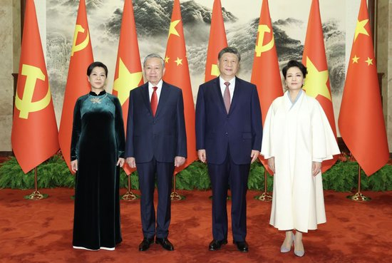 4月15日上午，中共中央总书记、国家主席习近平在北京人民大会堂同来华进行国事访问的越共中央总书记、国家主席苏林举行会谈。这是会谈前，习近平和夫人彭丽媛同苏林和夫人吴芳璃合影。新华社记者 黄敬文 摄
