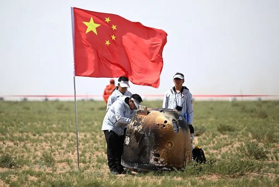 2024年6月25日14时7分，嫦娥六号返回器携带来自月背的月球样品安全着陆在内蒙古四子王旗预定区域，探月工程嫦娥六号任务取得圆满成功。新华社记者 贝赫 摄