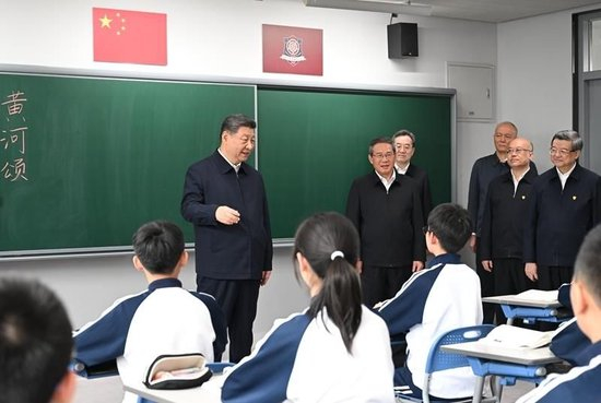  △2026年3月23日，习近平总书记在北京四中雄安校区考察时，走进教室同师生亲切交谈。