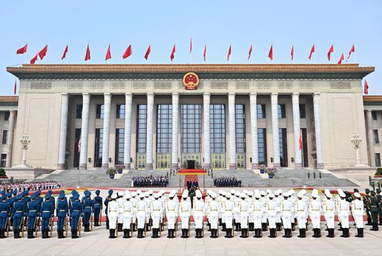 5月14日上午，国家主席习近平在北京人民大会堂同来华进行国事访问的美国总统特朗普举行会谈。会谈前，习近平在人民大会堂东门外广场为特朗普举行欢迎仪式。新华社记者 殷博古 摄