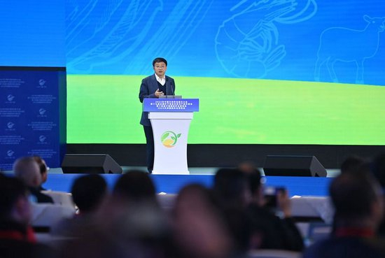 中国工程院院士万建民在2023年中国天津种业振兴大会开幕式上作《国内外种业现状与发展趋势》的报告（2023年3月18日摄）。新华社记者 李然 摄
