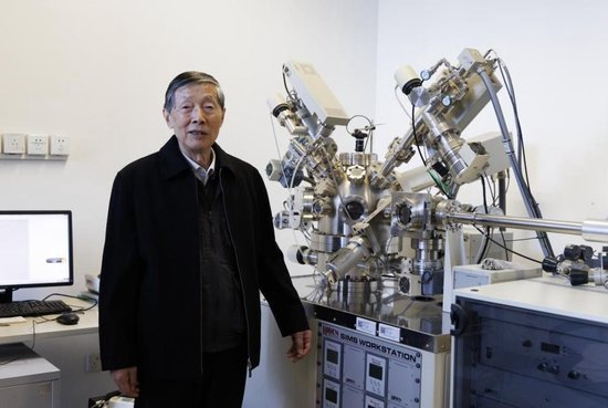 2025年1月15日在中国科学院物理研究所实验室拍摄的陈立泉。