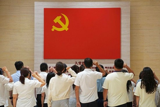 2026年7月1日，党员在位于上海的中共一大纪念馆重温入党誓词。新华社记者 刘颖 摄