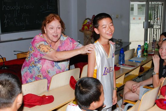 2009年8月19日，池欧在口语课堂上和身着洛杉矶湖人队球衣的学生互动。
