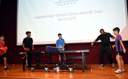 2016年10月8日，香港乒乓球运动员与林肯中学学生进行交流比赛。当日，来自美国华盛顿州塔科马市林肯中学的师生到访香港体育学院。