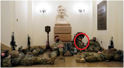 国民警卫队员在国会大厦内刷手机，可随时与外界沟通