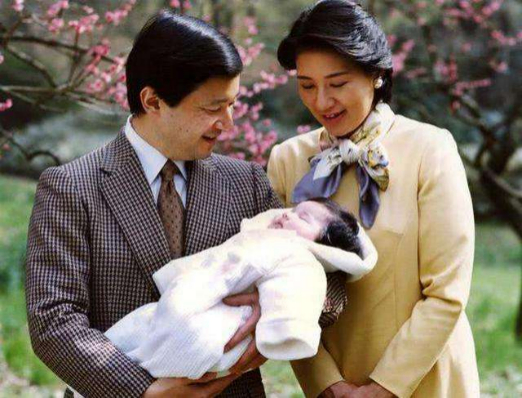 ·德仁一家三口