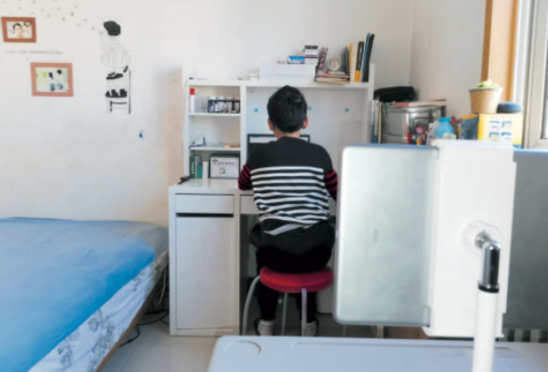 　　▲2021年1月9日，北京一名小学四年级学生在家中参加2020年-2021年度线上青少年创 新能力活动复评答题，全程鹰眼系统监考。受访者供图