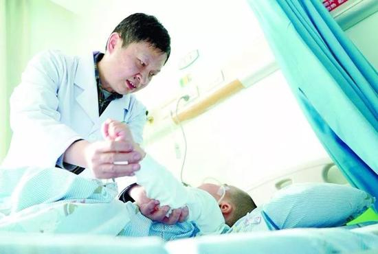 杜浩给宸宸做检查↑↑↑