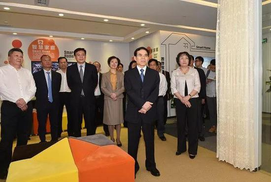 △聂辰席（前排中间）在广东省广播电视网络股份有限公司展厅