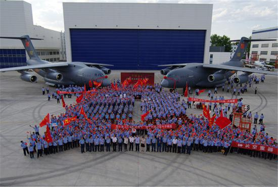 中国航空工业研制的大型运输机运-20启程服役部队。