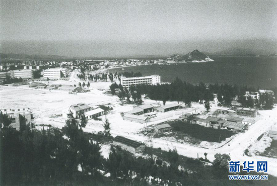 20世纪80年代的深圳蛇口工业区（图片来源：新华网）