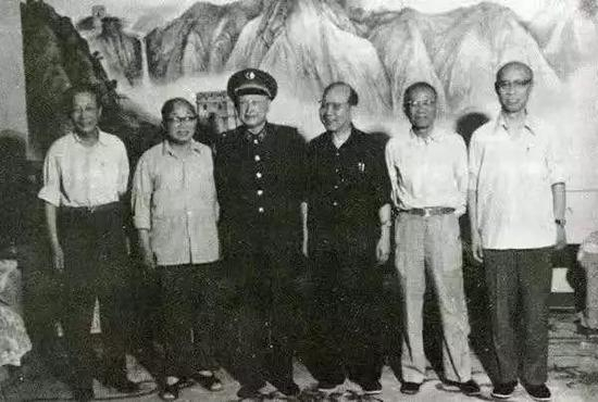  △1986年6月，钱学森与任新民、屠守锷、黄纬禄、梁守槃、庄逢甘合影。