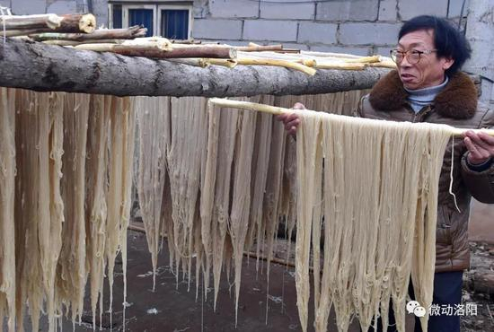 天很冷，但做粉条的刘平安心里怀着希望。