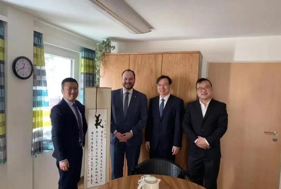 从左至右分别为管隘医生、德国卡塞尔市黑西施利希特瑙骨科专科医院院长、何伟医生、吴淼医生&nbsp;图源：湖北省中医院