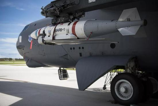 ▲美军B-52H轰炸机挂载的新型远程滑翔水雷。