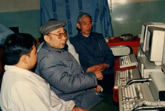 △1991年，高伯龙指导博士生工作