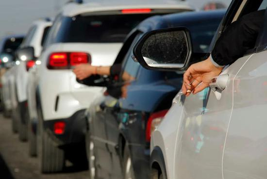  堵在路上，考验着每位司机的耐心。