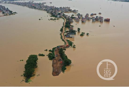 ▲7月11日，江西鄱阳县问桂道圩溃口处封堵现场。图片来源/中国安能南昌分公司