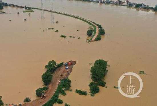  ▲7月11日，江西鄱阳县问桂道圩溃口处封堵现场。图片来源/中国安能南昌分公司