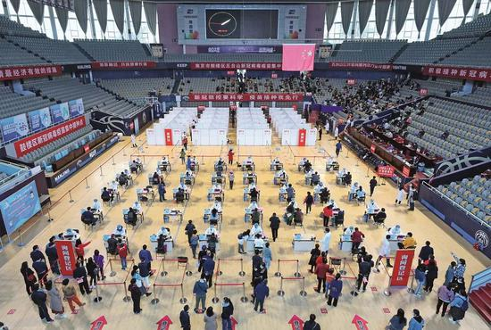  ·2021年4月12日，南京市的一处新冠病毒疫苗接种点。