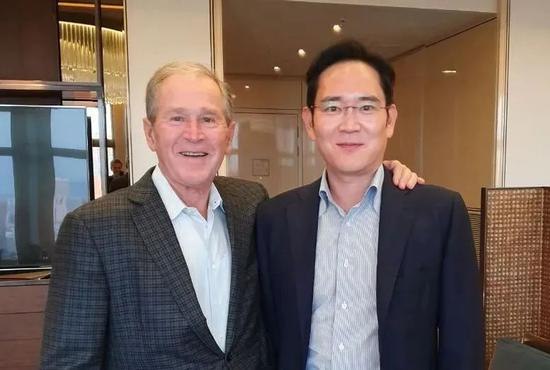 ·&nbsp;李在镕曾与美国前总统小布什合影。