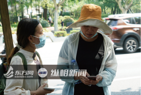  （图说：受害人刘某的母亲接受媒体采访。&nbsp;蔡黄浩 摄）