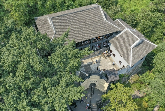 10月1日，游客在重庆白公馆景区参观（无人机照片）。新华社记者 黄伟 摄